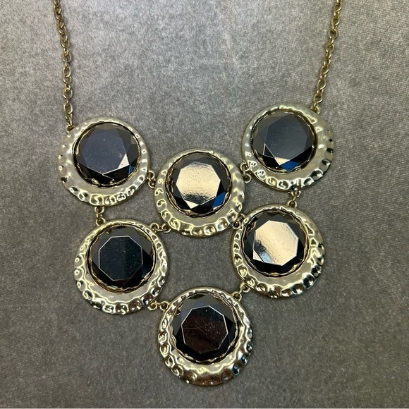 BLACK good-tone hammered round circular bib necklace - Picture 3 of 7